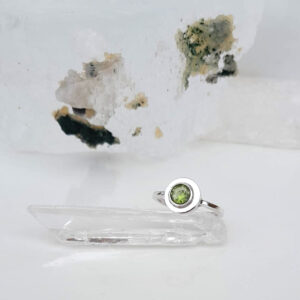 anillo base peridoto